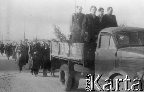 Maj 1956, Tomsk, Tomska obł., ZSRR.
Polacy deportowani do ZSRR - pogrzeb matki Teresy Bańkowskiej-Wimbor (matka Wandy Wimbor). Na samochodzie trumna, za samochodem rodzina zmarłej.
Fot. Kazimierz Wimbor, zbiory Ośrodka KARTA, udostępnił Wanda Wimbor