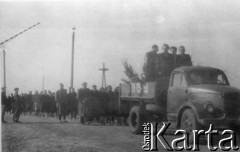 Maj 1956, Tomsk, Tomska obł., ZSRR.
Polacy deportowani do ZSRR - pogrzeb matki Teresy Bańkowskiej-Wimbor (matka Wandy Wimbor). Na samochodzie trumna, za samochodem rodzina zmarłej.
Fot. Kazimierz Wimbor, zbiory Ośrodka KARTA, udostępnił Wanda Wimbor