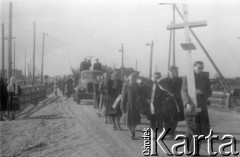 Maj 1956, Tomsk, Tomska obł., ZSRR.
Polacy deportowani do ZSRR - pogrzeb matki Teresy Bańkowskiej-Wimbor (matka Wandy Wimbor). Na samochodzie trumna, za samochodem rodzina zmarłej.
Fot. Kazimierz Wimbor, zbiory Ośrodka KARTA, udostępnił Wanda Wimbor