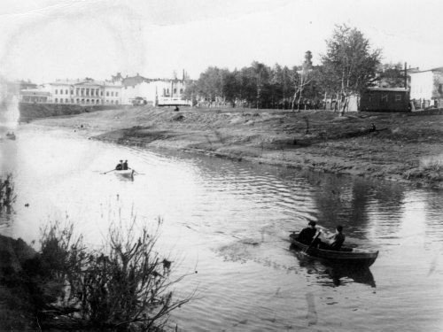 1956, Tomsk, Tomska obł., ZSRR.
Łódki na rzece Tom.
Fot. Kazimierz Wimbor, zbiory Ośrodka KARTA, udostępniła Wanda Wimbor.