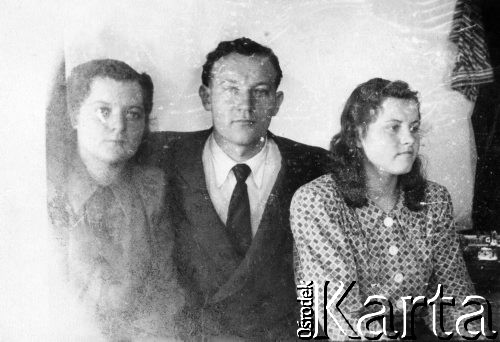 1953, Kargasok, Tomska obł., ZSRR.
Polacy zesłani do ZSRR: Wanda Wimbor, jej brat Kazimierz i koleżanka Bronia.
Fot. NN, zbiory Ośrodka KARTA, udostępniła Wanda Wimbor