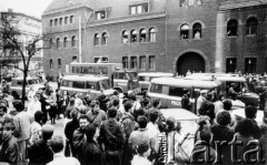 1982-83, Poznań, Polska.
Stan wojenny - zgrupowanie sił ZOMO obok tłumu zebranego na ulicy, prawdopodobnie w związku z niezależną manifestacją.
Fot. NN, zbiory Ośrodka KARTA (udostępniła Ita Wachowska)