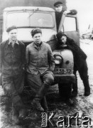 1954-1955, Norylsk, Krasnojarski Kraj, ZSRR.
Samochód ciężarowy rozwożący więźniów do pracy, na pierwszym planie dwóch enkawudzistów.
Fot. NN, zbiory Ośrodka KARTA, udostępnił Józef Halski.


