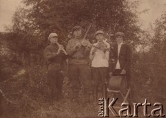 Lata 20-te, woj. Nowogródek, Polska.
Wiejska orkiestra, muzykanci z instrumentami.
Fot. NN, zbiory Ośrodka KARTA, udostępnił Stanisław Leszczenko.

