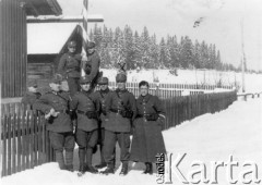 Lata 30-te, Polska.
Żołnierze Straży Granicznej, drugi od prawej stoi Andrzej Ptak.
Fot. NN, zbiory Ośrodka Karta, udostępniła Maria Borek.

