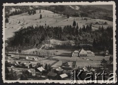 Lata 30-te, Worochta, powiat Nadwórna, woj. Stanisławów, Polska.
Panorama miasteczka, w tle góry.
Fot. NN, zbiory Ośrodka KARTA, kolekcję Edwarda Skrzyńskiego udostępniła Izabella Srzednicka.
 
