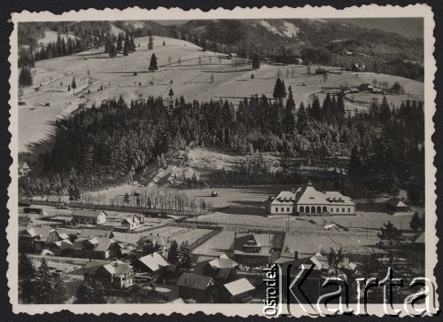 Lata 30-te, Worochta, powiat Nadwórna, woj. Stanisławów, Polska.
Panorama miasteczka, w tle góry.
Fot. NN, zbiory Ośrodka KARTA, kolekcję Edwarda Skrzyńskiego udostępniła Izabella Srzednicka.
 
