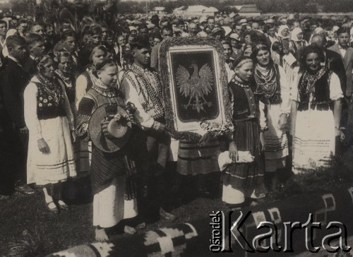 16.09.1934, Horodenka, woj. Stanisławów, Polska.
Uroczyste obchody Dnia Rolnika, brama powitalna.
Fot. NN, zbiory Ośrodka KARTA, kolekcję Edwarda Skrzyńskiego udostępniła Izabella Srzednicka.
 
