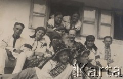 16.09.1934, Horodenka, woj. Stanisławów, Polska.
Grupa osób w strojach regionalnych przed domem.
Fot. NN, zbiory Ośrodka KARTA, kolekcję Edwarda Skrzyńskiego udostępniła Izabella Srzednicka.
 

