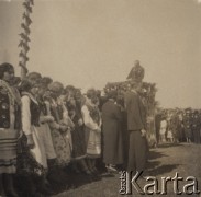 16.09.1934, Horodenka, woj. Stanisławów, Polska.
Uroczyste obchody Dnia Rolnika.
Fot. NN, zbiory Ośrodka KARTA, kolekcję Edwarda Skrzyńskiego udostępniła Izabella Srzednicka.
 
