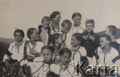 16.09.1934, Horodenka, woj. Stanisławów, Polska.
Uroczyste obchody Dnia Rolnika, dzieci w strojach regionalnych.
Fot. NN, zbiory Ośrodka KARTA, kolekcję Edwarda Skrzyńskiego udostępniła Izabella Srzednicka.
 
