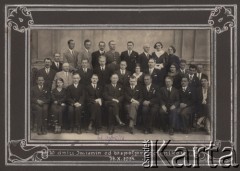 1934, Horodenka, woj. Stanisławów, Polska.
Pracownicy Starostwa i Wydziału Powiatowego; czwarty od lewej siedzi Witold Śnieżko-Błocki, za nim starosta Edward Skrzyński i zastępca starosty Zdzisław Matraś, trzeci od prawej siedzi Feliks Lorenc, w górnym rzędzie trzeci od lewej stoi Włodzimierz Goszuwatiuk. Podpis pod zdjęciem: 