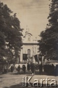 1934, Horodenka, woj. Stanisławów, Polska.
Procesja wychodząca z cerkwii Najświętszej Marii Panny.
Fot. NN, zbiory Ośrodka KARTA, kolekcję Edwarda Skrzyńskiego udostępniła Izabella Srzednicka.