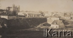 1934, Horodenka, woj. Stanisławów, Polska.
Fragment miasta, z lewej budynek kościoła parafialnego.
Fot. NN, zbiory Ośrodka KARTA, kolekcję Edwarda Skrzyńskiego udostępniła Izabella Srzednicka.