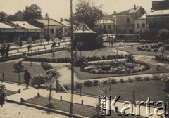 1934, Horodenka, woj. Stanisławów, Polska.
Skwer na placu Piłsudskiego.
Fot. NN, zbiory Ośrodka KARTA, kolekcję Edwarda Skrzyńskiego udostępniła Izabella Srzednicka