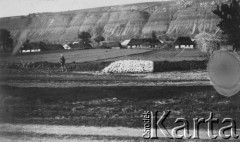 1934-1935, Perediwanie, powiat Horodenka, woj. Stanisławów, Polska.
Widok wsi.
Fot. NN, zbiory Ośrodka KARTA, kolekcję Edwarda Skrzyńskiego udostępniła Izabella Srzednicka