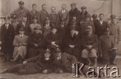 3.05.1935, Horodenka, woj. Stanisławów, Polska.
Personel Powiatowego Zarządu Dróg, trzeci od lewej siedzi starosta Edward Skrzyński.
Fot. NN, zbiory Ośrodka KARTA, kolekcję Edwarda Skrzyńskiego udostępniła Izabella Srzednicka