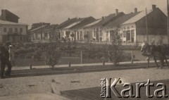 1934-1935, Horodenka, woj. Stanisławów, Polska.
Skwer na placu Piłsudskiego po przebudowie.
Fot. NN, zbiory Ośrodka KARTA, kolekcję Edwarda Skrzyńskiego udostępniła Izabella Srzednicka