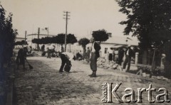 1933, Horodenka, woj. Stanisławów, Polska.
Przebudowa ulicy Sobieskiego, zalewanie bruku asfaltem.
Fot. NN, zbiory Ośrodka KARTA, kolekcję Edwarda Skrzyńskiego udostępniła Izabella Srzednicka