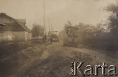 1934-1935, Horodenka, woj. Stanisławów, Polska.
Ulica Grunwaldzka - układanie nowej nawierzchni.
Fot. NN, zbiory Ośrodka KARTA, kolekcję Edwarda Skrzyńskiego udostępniła Izabella Srzednicka