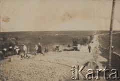 1934-1935, Horodenka, woj. Stanisławów, Polska.
Przebudowa drogi Torskie - Delatyn. Układanie górnej warstwy tłuczniowej z granitu klesowskiego na 32 kilometrze.
Fot. NN, zbiory Ośrodka KARTA, kolekcję Edwarda Skrzyńskiego udostępniła Izabella Srzednicka