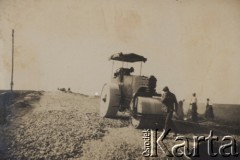 1934-1935, powiat Horodenka, woj. Stanisławów, Polska.
Przebudowa drogi Torskie - Delatyn. Wałowanie górnej warstwy tłuczniowej na 32 kilometrze. Nowy walec Wydziału Powiatowego przy pracy.
Fot. NN, zbiory Ośrodka KARTA, kolekcję Edwarda Skrzyńskiego udostępniła Izabella Srzednicka