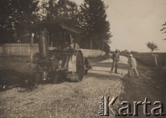 1934-1935, Daleszowa, powiat Horodenka, woj. Stanisławów, Polska.
Budowa jezdni twardej na 6 kilometrze drogi gminnej nr 1.
Fot. NN, zbiory Ośrodka KARTA, kolekcję Edwarda Skrzyńskiego udostępniła Izabella Srzednicka