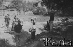 1933, Olejowa Korolówka, powiat Horodenka, woj. Stanisławów, Polska.
Budowa drogi szarwarkiem.
Fot. NN, zbiory Ośrodka KARTA, kolekcję Edwarda Skrzyńskiego udostępniła Izabella Srzednicka