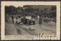 1935, Siemakowce, powiat Horodenka, woj. Stanisławów, Polska.
Inspekacja robót na 1 kilometrze odbudowywanej szarwarkiem drogi gminnej nr 1.
Fot. NN, zbiory Ośrodka KARTA, kolekcję Edwarda Skrzyńskiego udostępniła Izabella Srzednicka