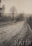 1935, Strzylcze, powiat Horodenka, woj. Stanisławów, Polska.
Droga gminna nr 5 przed przebudową, a lewej widoczny fragment pałacu.
Fot. NN, zbiory Ośrodka KARTA, kolekcję Edwarda Skrzyńskiego udostępniła Izabella Srzednicka