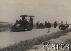 1934-1935, powiat Horodenka, woj. Stanisławów, Polska.
Budowa jezdni twardej, walec 