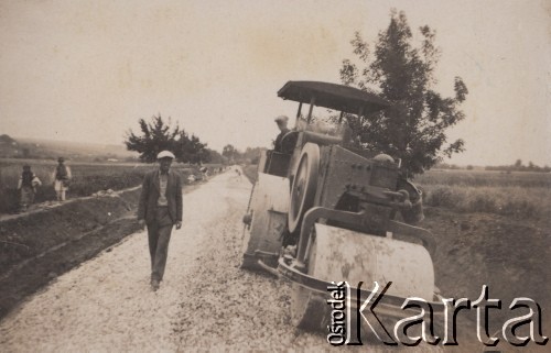 1935, Łuków, powiat Horodenka, woj. Stanisławów, Polska.
Budowa jezdni twardej na drodze powiatowej nr 3.
Fot. NN, zbiory Ośrodka KARTA, kolekcję Edwarda Skrzyńskiego udostępniła Izabella Srzednicka
