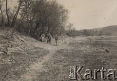 1934-1935, powiat Horodenka, woj. Stanisławów, Polska.
Projektowane miejsce dojazdu do promu na prawym brzegu Dniestru.
Fot. NN, zbiory Ośrodka KARTA, kolekcję Edwarda Skrzyńskiego udostępniła Izabella Srzednicka