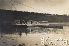 1935, powiat Horodenka, woj. Stanisławów, Polska.
Przeprawa promowa przez Dniestr na drodze do Zaleszczyk.
Fot. NN, zbiory Ośrodka KARTA, kolekcję Edwarda Skrzyńskiego udostępniła Izabella Srzednicka