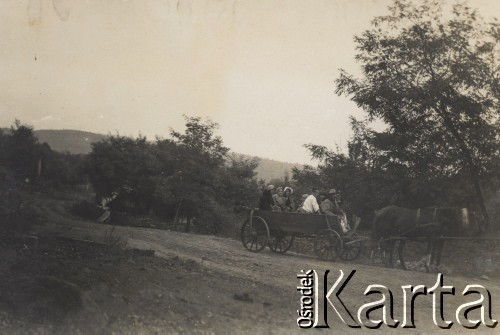 1935, Horodnica, powiat Horodenka, woj. Stanisławów, Polska.
Naprawiony szarwarkiem odcinek drogi w Horodnicy.
Fot. NN, zbiory Ośrodka KARTA, kolekcję Edwarda Skrzyńskiego udostępniła Izabella Srzednicka