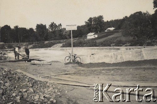 1935, Horodenka, woj. Stanisławów, Polska.
Budowa betonowego basenu.
Fot. NN, zbiory Ośrodka KARTA, kolekcję Edwarda Skrzyńskiego udostępniła Izabella Srzednick
