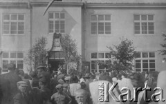 23.09.1934, Obertyn, powiat Horodenka, woj. Stanisławów, Polska.
Uroczyste poświęcenie nowej szkoły.
Fot. NN, zbiory Ośrodka KARTA, kolekcję Edwarda Skrzyńskiego udostępniła Izabella Srzednicka