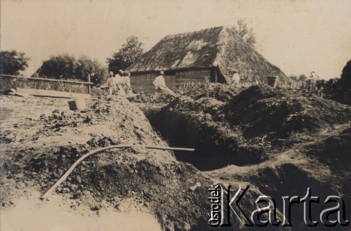 1934, Czerniatyn, powiat Horodenka, woj. Stanisławów, Polska.
Budowa łaźni gromadzkiej, wykop pod wodociąg.
Fot. NN, zbiory Ośrodka KARTA, kolekcję Edwarda Skrzyńskiego udostępniła Izabella Srzednicka