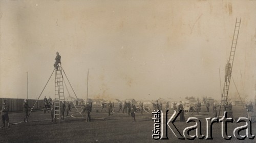 1.12.1934, Horodenka, woj. Stanisławów, Polska.
Kurs pożarniczy I i II stopnia - ćwiczenia alarmowe.
Fot. NN, zbiory Ośrodka KARTA, kolekcję Edwarda Skrzyńskiego udostępniła Izabella Srzednicka