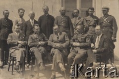1934 , Horodenka, woj. Stanisławów, Polska.
Komisja poborowa, w środku siedzi starosta Edward Skrzyński, pierwszy od lewej siedzi zastępca starosty Zdzisław Matraś.
Fot. NN, zbiory Ośrodka KARTA, kolekcję Edwarda Skrzyńskiego udostępniła Izabella Srzednicka