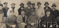 1934, Horodenka, woj. Stanisławów, Polska.
Komisja poborowa, w środku siedzi starosta Edward Skrzyński.
Fot. NN, zbiory Ośrodka KARTA, kolekcję Edwarda Skrzyńskiego udostępniła Izabella Srzednicka