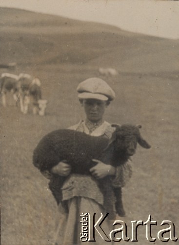 1934, Głuszków, powiat Horodenka, woj. Stanisławów, Polska.
Chłopiec z trykiem karakułem.
Fot. NN, zbiory Ośrodka KARTA, kolekcję Edwarda Skrzyńskiego udostępniła Izabella Srzednicka