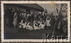 12.05.1934, Kolonia Hartania (?), powiat Horodenka, woj. Stanisławów, Polska.
Zakończenie kursu Gospodyń Wiejskich.
Fot. NN, zbiory Ośrodka KARTA, kolekcję Edwarda Skrzyńskiego udostępniła Izabella Srzednicka