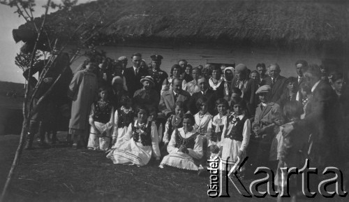 12.05.1934, Kolonia Hartania (?), powiat Horodenka, woj. Stanisławów, Polska.
Zakończenie kursu Gospodyń Wiejskich.
Fot. NN, zbiory Ośrodka KARTA, kolekcję Edwarda Skrzyńskiego udostępniła Izabella Srzednicka