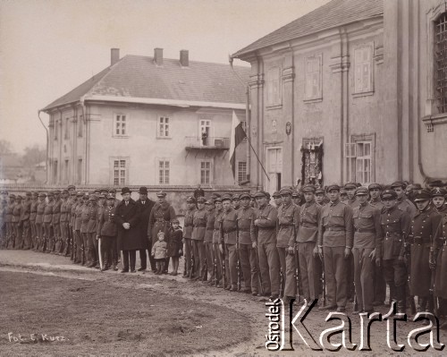 19.03.1934, Horodenka, woj. Stanisławów, Polska.
Oddziały Związku Strzeleckiego w dniu imienin Józefa Piłsudskiego na dziedzińcu przed Starostwem.
Fot. NN, zbiory Ośrodka KARTA, kolekcję Edwarda Skrzyńskiego udostępniła Izabella Srzednicka