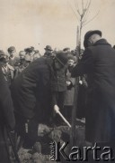 1935, Horodenka, woj. Stanisławów, Polska.
Święto Lasu, założenie parku miejskiego, starosta Edward Skrzyński sadzi pierwsze drzewko.
Fot. NN, zbiory Ośrodka KARTA, kolekcję Edwarda Skrzyńskiego udostępniła Izabella Srzednicka