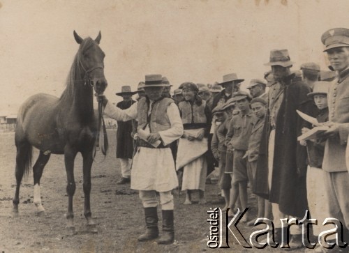 1933-1935, Horodenka, woj. Stanisławów, Polska.
Pokaz i aukcja koni.
Fot. NN, zbiory Ośrodka KARTA, kolekcję Edwarda Skrzyńskiego udostępniła Izabella Srzednicka