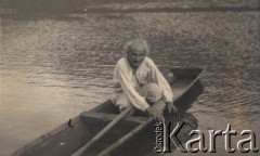 1933-1935, powiat Horodenka, woj. Stanisławów, Polska.
Rybak w łodzi na Dniestrze.
Fot. NN, zbiory Ośrodka KARTA, kolekcję Edwarda Skrzyńskiego udostępniła Izabella Srzednicka