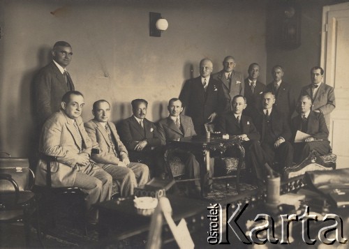 1933-1935, Horodenka, woj. Stanisławów, Polska.
Przy stoliku z prawej siedzi starosta powiatu horodeńskiego Edward Skrzyński.
Fot. NN, zbiory Ośrodka KARTA, kolekcję Edwarda Skrzyńskiego udostępniła Izabella Srzednicka