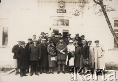 1938, Krzemieniec, Wołyń, Polska.
Pracownicy Starostwa, w środku stoi Starosta Edward Skrzyński.
Fot. NN, zbiory Ośrodka KARTA, kolekcję Edwarda Skrzyńskiego udostępniła Izabella Srzednicka.
 
